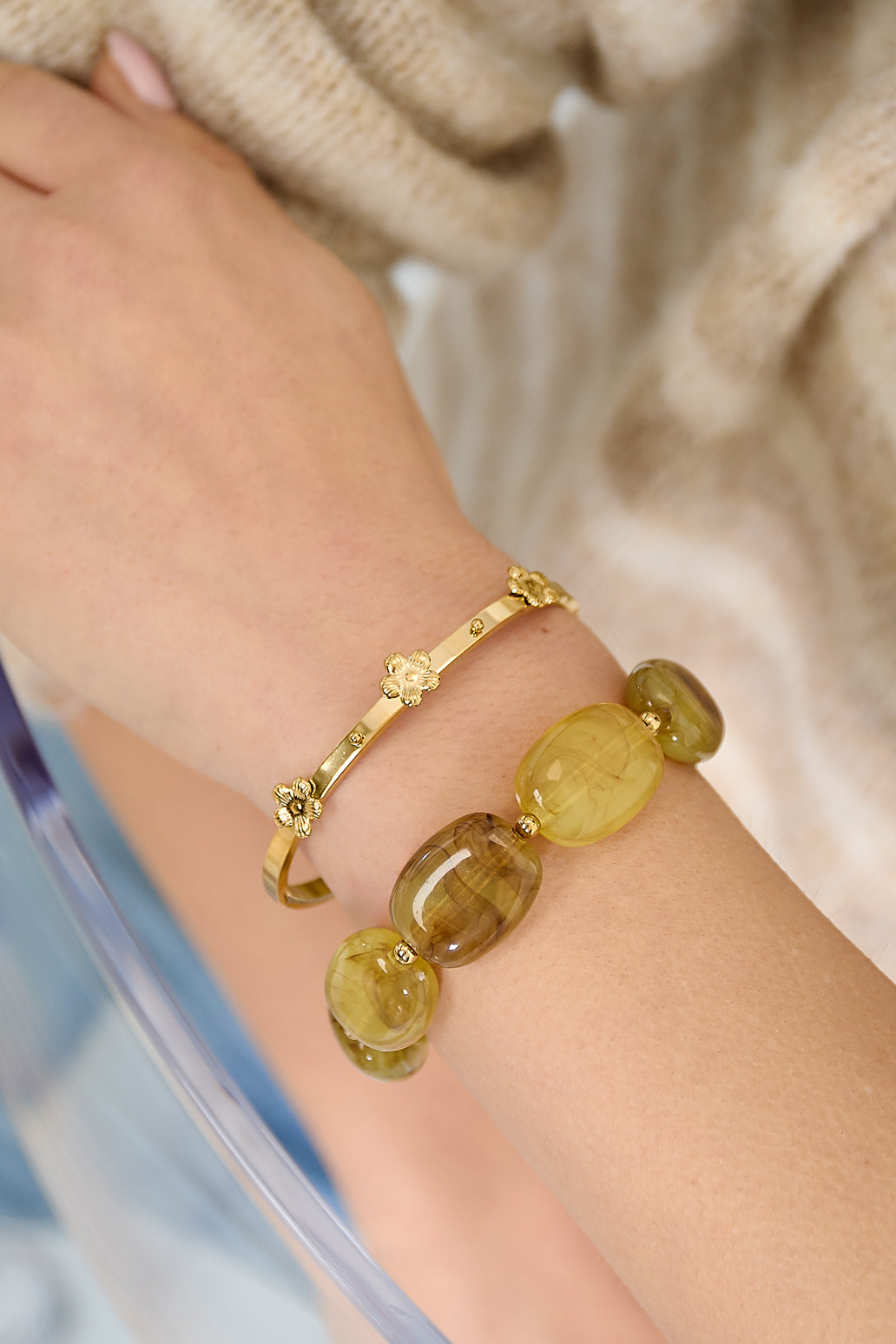 Bangle with floral details