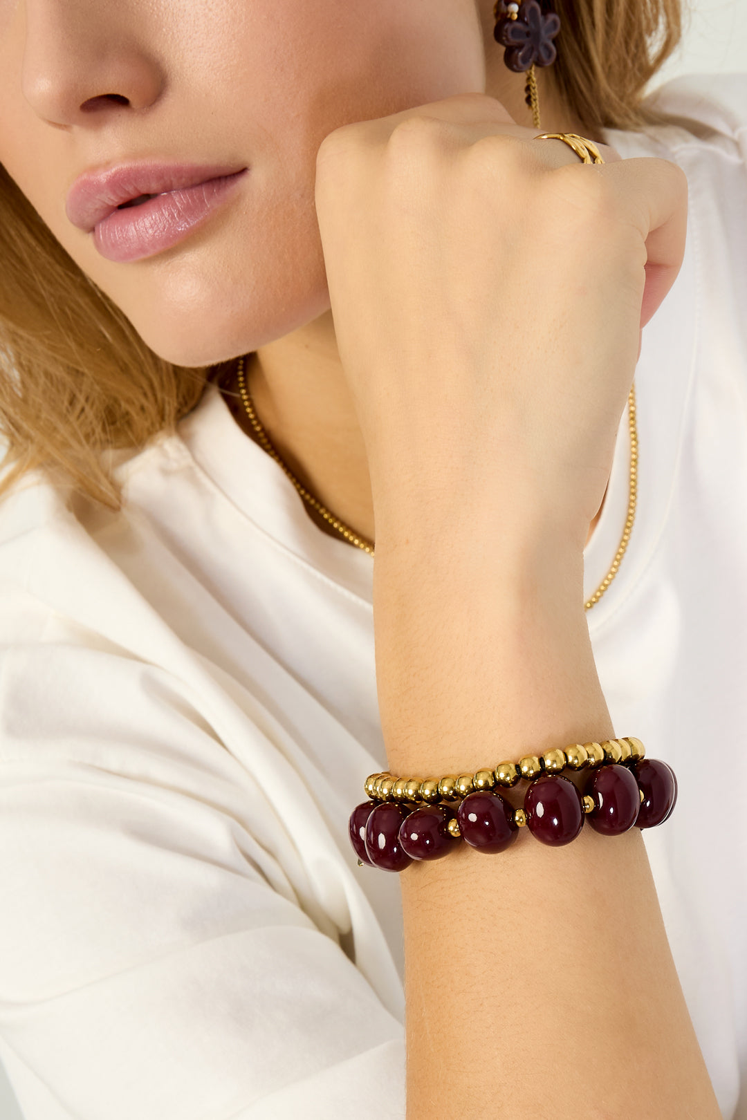 Elastic beaded bracelet with large beads